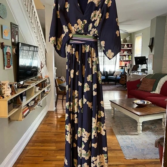 Elegant Floral Kimono-Style Dress in Navy - Picture 8 of 12